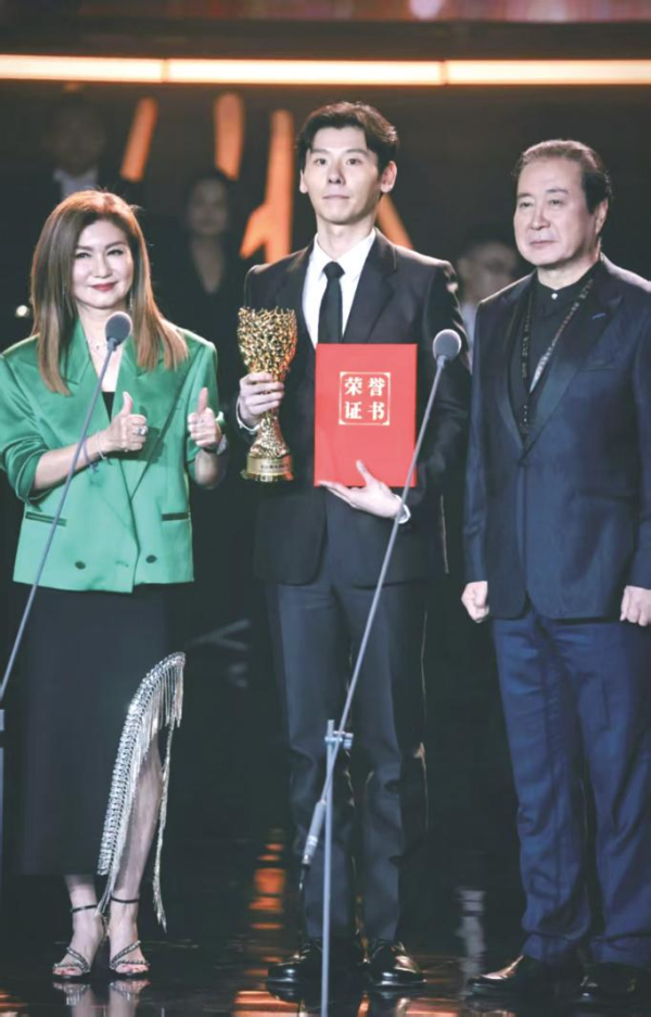专业股票配资价格 32岁蒋奇明捧白玉兰含泪谢父母：儿子当演员这事啊，他们最终让步了！